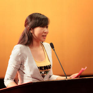 在本次讲座主持人（中国古筝网主持人）王颖的介绍中，孙文妍讲座正式开始