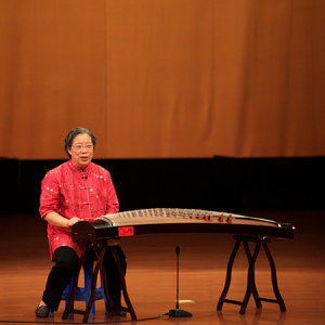 孙文妍老师从“如何弹好古筝”问题入手，通过旁征博引，说明古筝演奏的动作要自然、科学