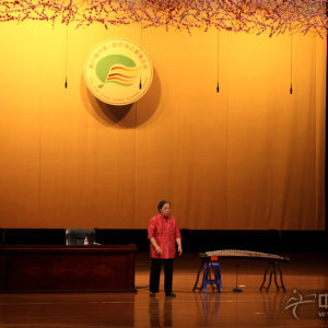 孙老师说，弹不好古筝的一个重要原因，就是在演奏时放弃了生活中一套科学、自然的运动方式，而另外去找了一套，可是科学、自然的方法往往只有一套，不可能有第二套