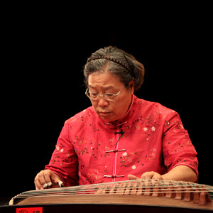 孙文妍老师在讲座上弹奏时的风采