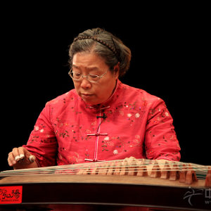 孙文妍老师在讲座上弹奏时的风采