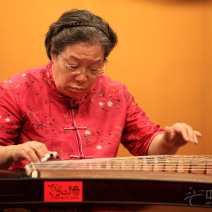 孙文妍老师在讲座上弹奏时的风采