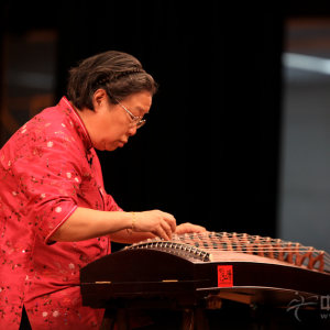 孙文妍老师在讲座上弹奏时的风采