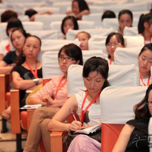 观众们也在专心的听讲，记着笔记