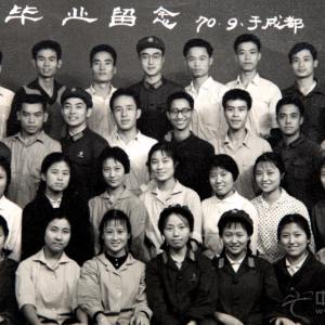 1969年，龙德君完成整整十年的专业训练，带着一身“筝”功夫从四川音乐学院毕业，并被分配到铁道部第二工程局政治部文工团工作