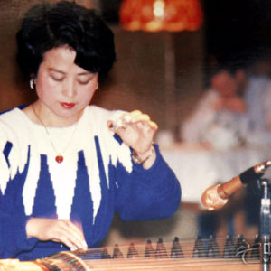 1983年，龙德君通过了四川省歌舞剧院的招聘考试，成为剧院的一名古筝独奏演员，从此步入了她演奏生涯的巅峰时期