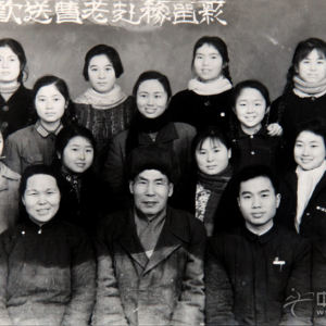 1965年秋天，成绩优异的龙德君顺利升入四川音乐学院大学部就读，这是龙德君和同学们欢送曹东扶老师合影