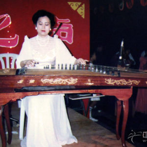 1993年1月赴马来西亚演出，龙德君演奏时的风采