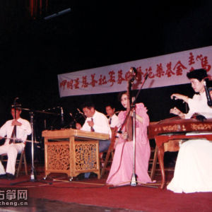龙德君在马中友谊之声上的风采