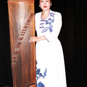2003年，龙德君自己创办了一所“龙韵古筝艺术培训中心”，她希望以自己的影响力来吸引更多的孩子学习古筝
