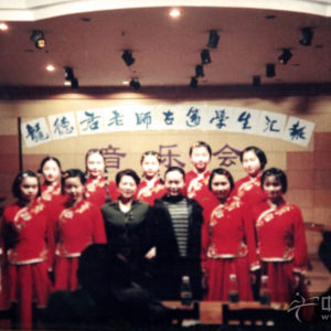 龙德君的许多学生在省、市乃至全国的民乐大赛中获得大奖。龙德君也由于显著的教学成果而多次被授予“优秀园丁奖”，这是师生音乐会