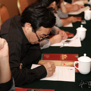 学员在认真的阅读主办方提供的资料