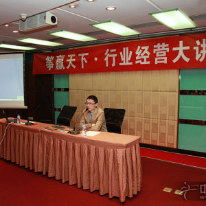 2012年10月12日下午，由中国古筝网主办的新一期“筝赢天下·行业经营大讲堂”在上海新国际博览中心如期开讲（主持人：百家筝鸣筝业管理有限公司总经理——曲哲）