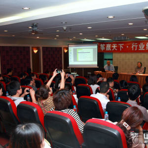 该讲座是一项古筝行业经营类公益讲座，主要从古筝培训和古筝代理销售两个方面入手进行深度剖析讲解，其目的是提高整个古筝行业的经营技术水平