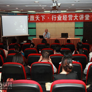 讲座中，林加平围绕普遍出现的盈利难、师资教学管理、古筝销售、大型活动参与增值等七个方面的问题进行深入浅出地详细解答