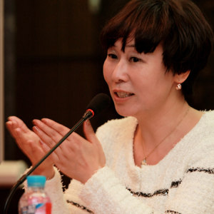 扬州大学艺术学院副教授、著名古筝基础教育专家、“1+1”古筝教学法创始人——王小平老师在讲座上的风采