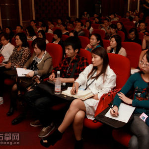 古筝培训行业、古筝演奏教学、琴行销售等众多精英们汇聚一堂听取了讲座