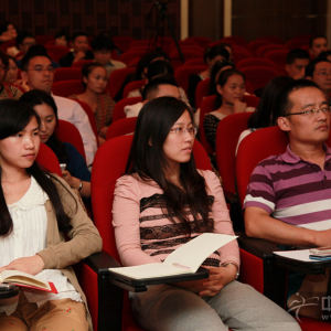 学员们在认真的听讲