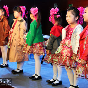小演员们在彩排中