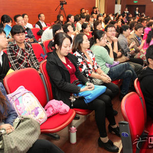 陆续到场的观众们