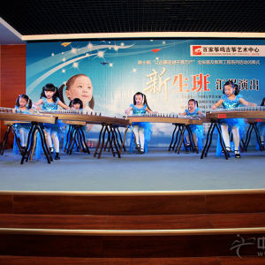 小演员们表演《玛丽有只小羊羔》