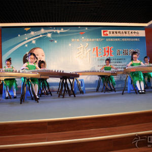 小演员们演出《春晓》