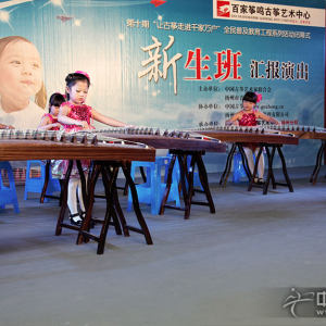 小演员们演出《我上幼儿园》