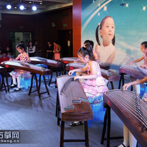小演员们演出《小兔乖乖》