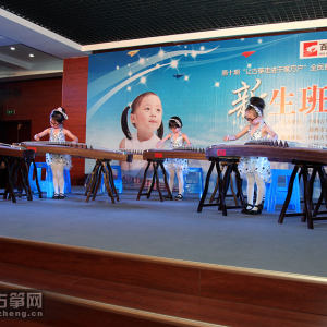 小演员们演出《小花狗》