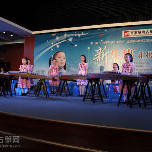 小演员们演出《云彩》
