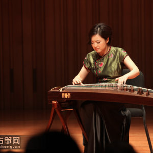 罗晶演奏《声声慢》时的风采