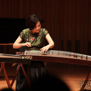 罗晶演奏筝曲《月儿高》时的风采