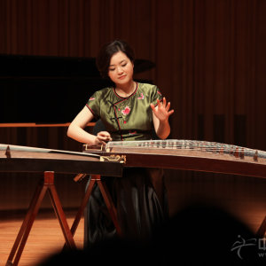 罗晶演奏筝曲《月儿高》时的风采