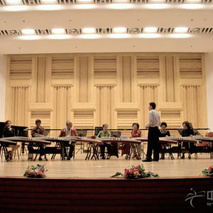 音乐会开始前，演员们正在彩排