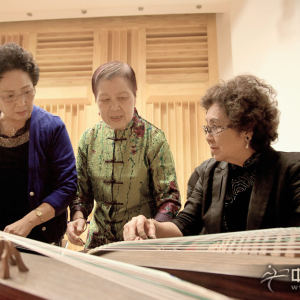 音乐会开始前，叶申龙老师（中）与老同学、筝界著名老艺术家张景霞（左）、庄辰（右）在排练