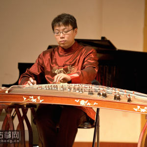 梁禹演奏《春天》时的风采