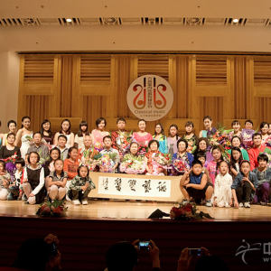 演出圆满结束，民乐爱好者纷纷上台与叶申龙老师以及演出人员合影留念