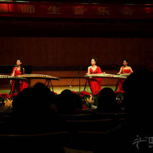 首先由上海音乐学院敦煌筝乐团“婉媄组合”带来一曲优美的筝四重奏《西域随想》