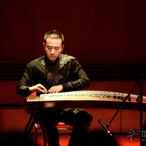 邓翊群演奏《戏韵》时的风采