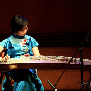 白玉兰组合成员，上海音乐学院大一的姚晓蕾演奏《玉兰情深》时的风采