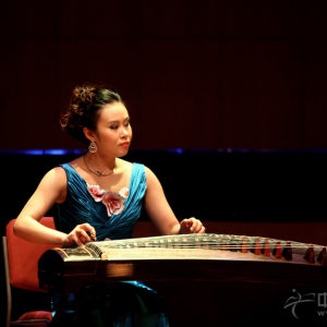 白玉兰组合成员，上海音乐学院大二的吴昊演奏《玉兰情深》时的风采