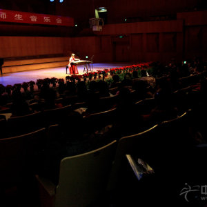 来自上海音乐学院附小四年级的9岁小朋友何芊倩演奏《夜深沉》