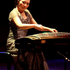 祁瑶演奏《寒鸦戏水》时的风采