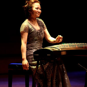 祁瑶演奏《寒鸦戏水》时的风采