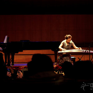 在音乐会接近尾声，祁瑶演奏古筝协奏曲《云裳诉》(钢琴伴奏：钢琴硕士、南京艺术学院钢琴演奏专业讲师——刘南)