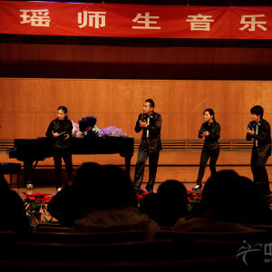 音乐会最后，由祁瑶的学生带来了美国简约派古典作曲家斯蒂文·瑞兹(Steve Reich)的打击乐作品《木片》，音乐会至此圆满闭幕