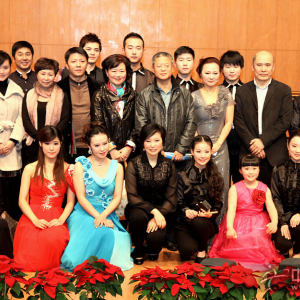 飞花点翠——祁瑶师生古筝音乐会圆满成功，演奏人员与到场嘉宾合影留念