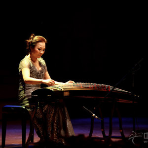 祁瑶演奏《寒鸦戏水》时的风采