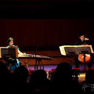 筝(上海音乐学院大一的姚晓蕾)与大提琴(特邀上海音乐学院管弦系大提琴青年教师——陈卫平)共同演绎《对话集I-切罗与筝》