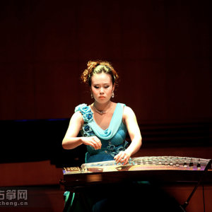 古筝新秀吴昊演奏《渔歌与号子》时的风采